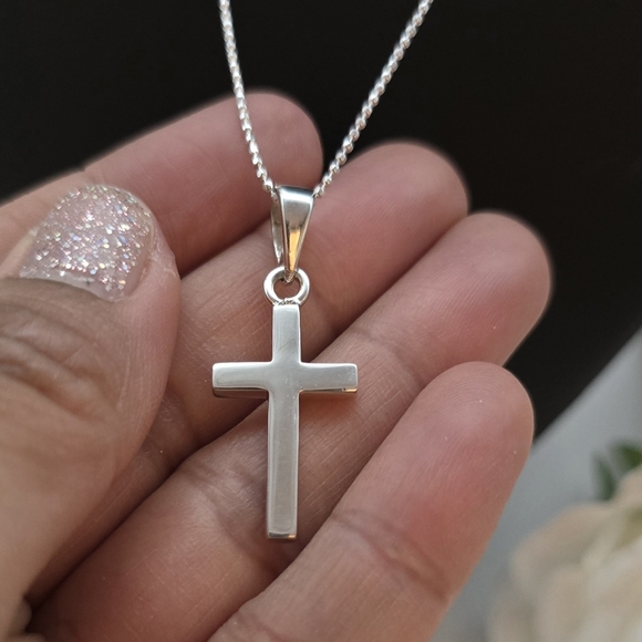 ♥️ SIMPLE CROSS NECKLACE - Picture 6 of 6